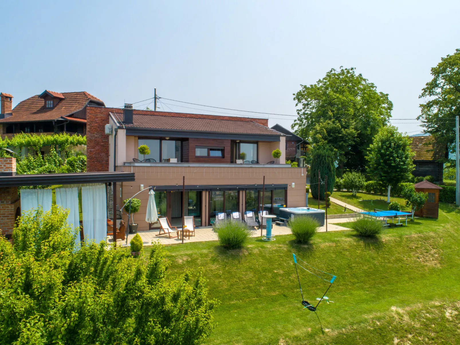 Divinus Holiday House - Buiten