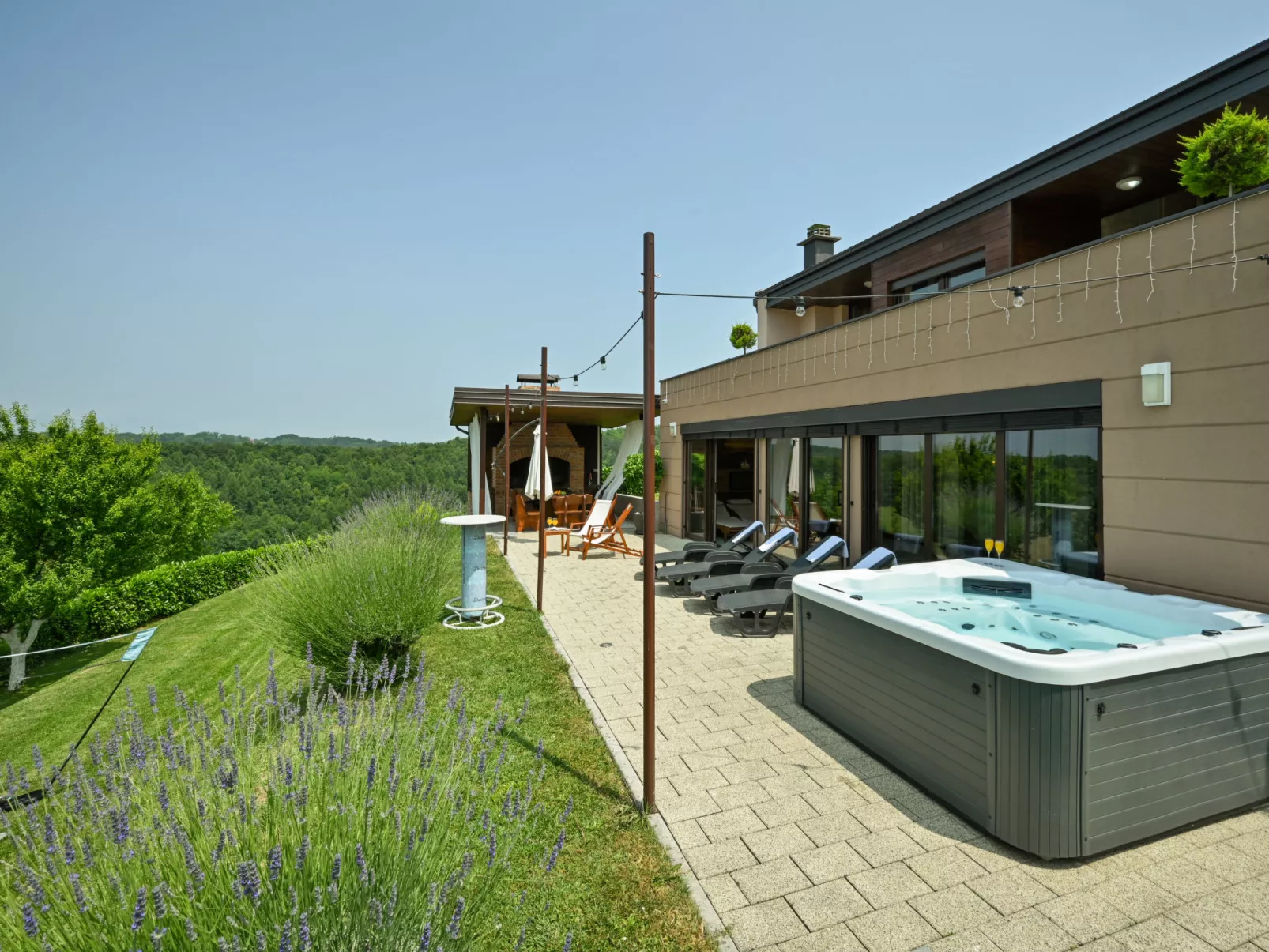 Divinus Holiday House - Buiten