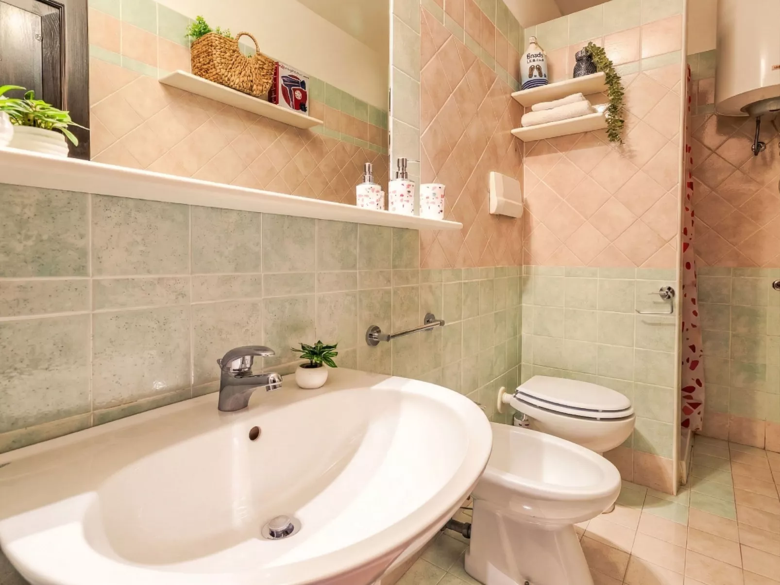 Angela House - Binnen