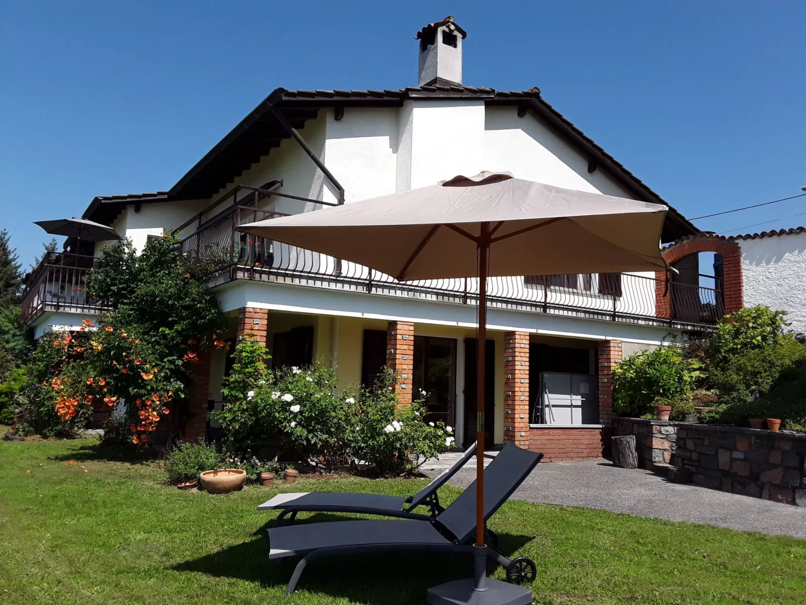 Villa mit geschlossenem Garten und schöner Aussi - Buiten