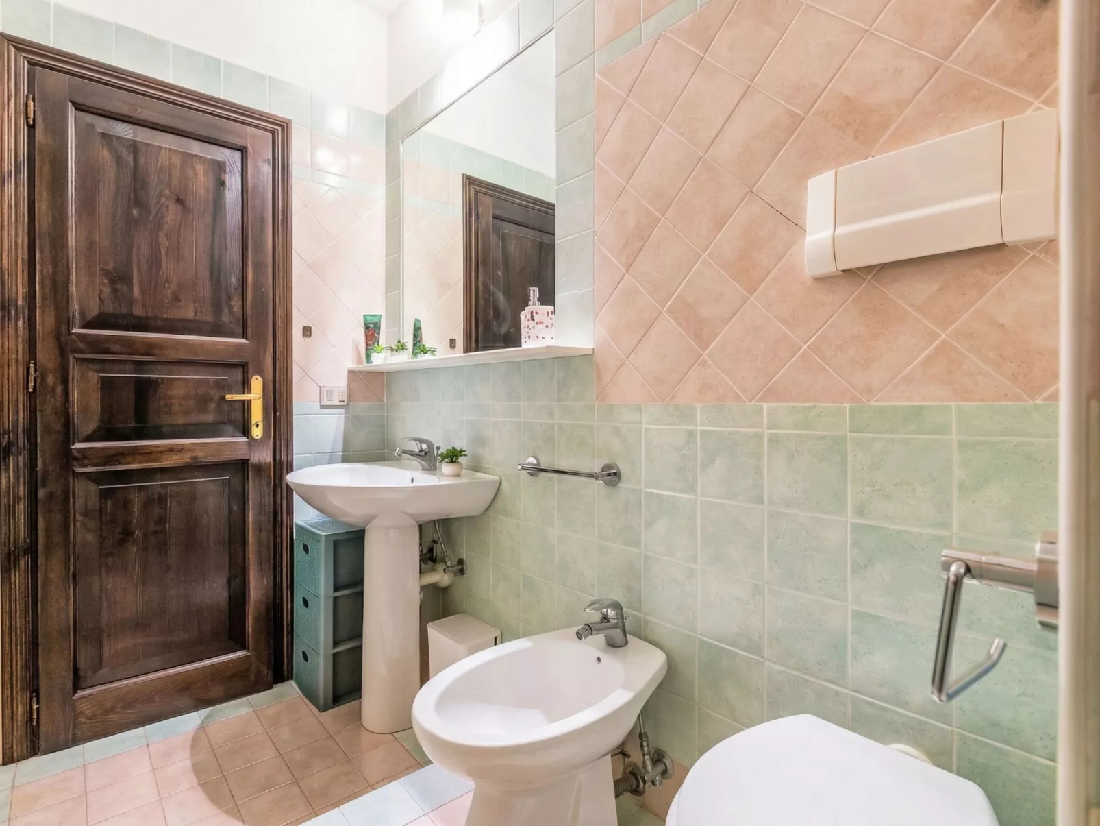 Angela House - Binnen