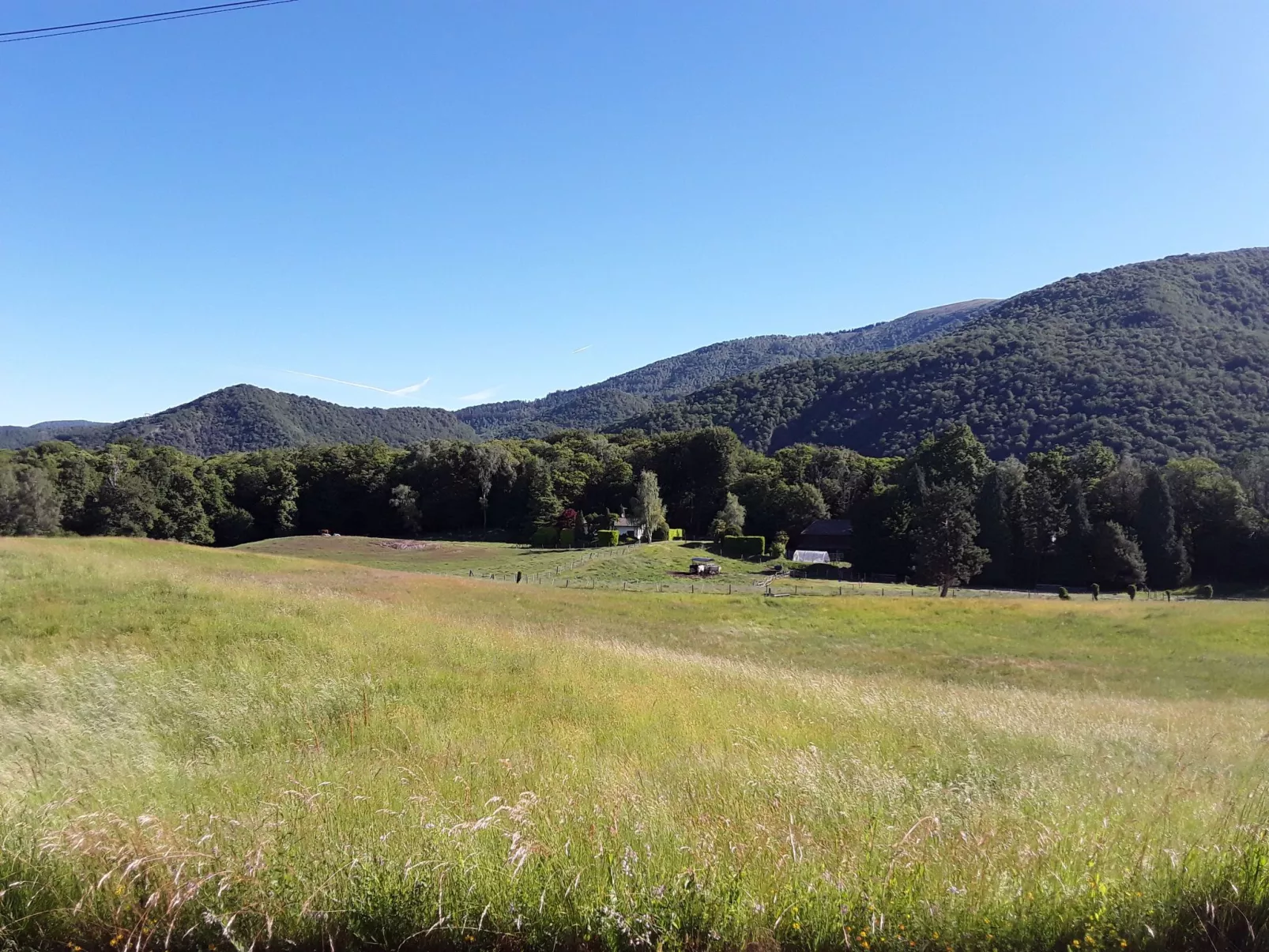 Villa mit geschlossenem Garten und schöner Aussi - Buiten