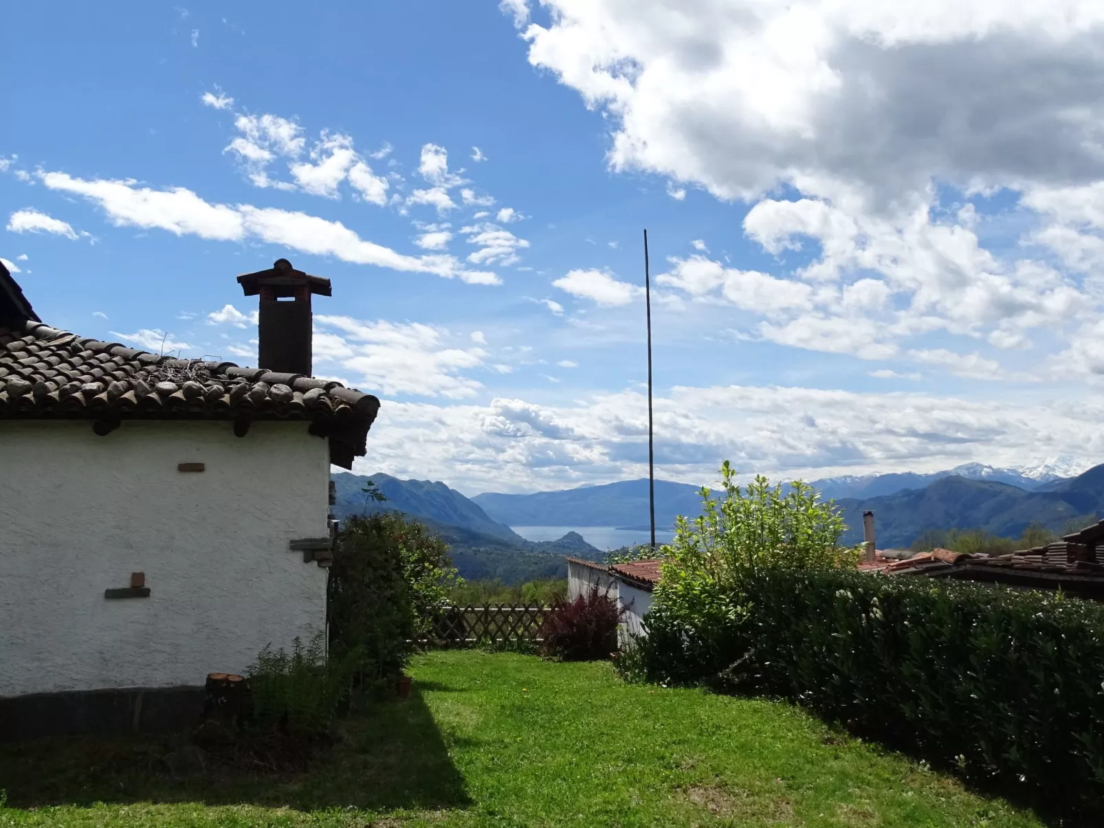 Villa mit geschlossenem Garten und schöner Aussi - Buiten