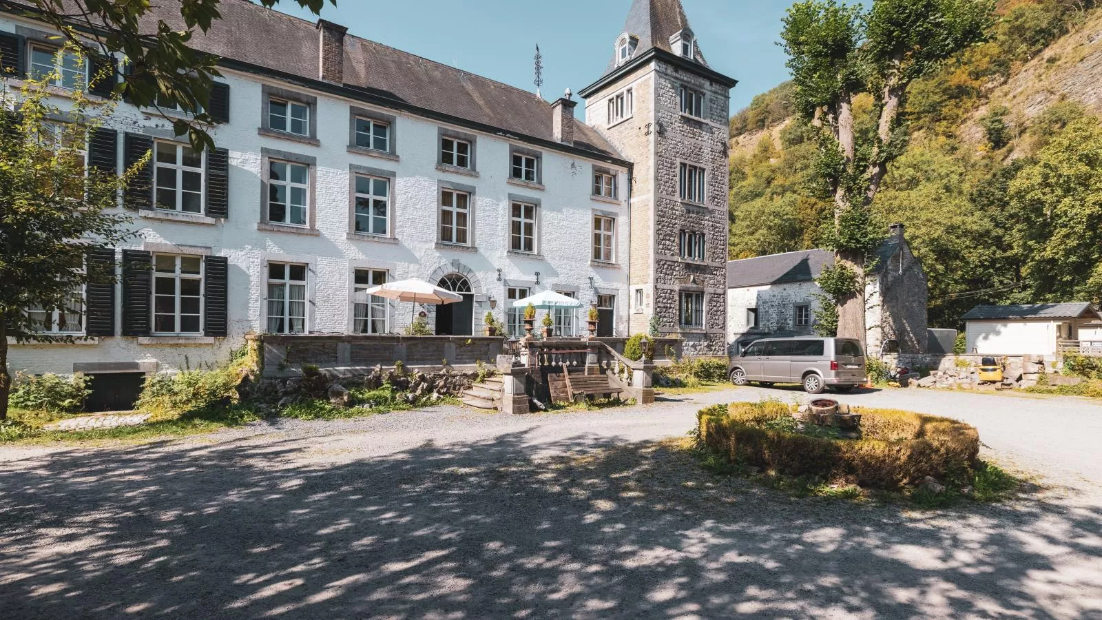 La Tour Dieupart-Buitenkant zomer