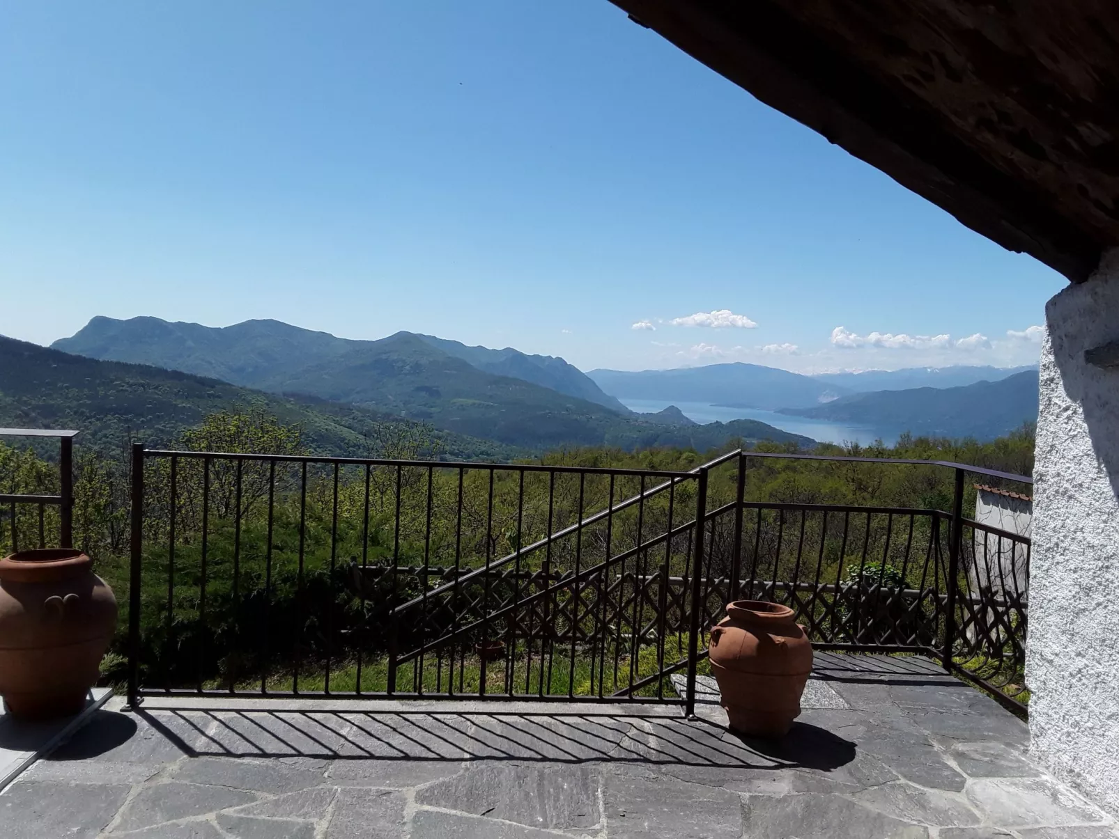 Villa mit geschlossenem Garten und schöner Aussi - Buiten