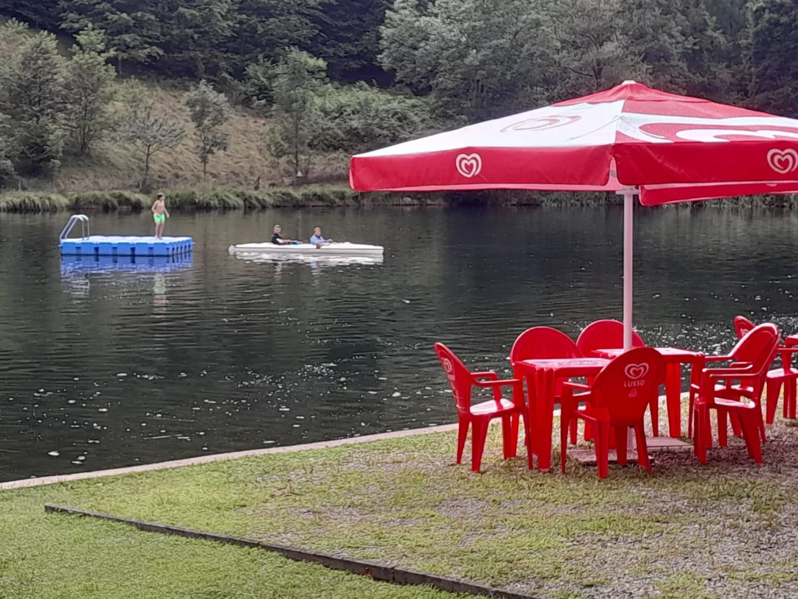 Villa mit geschlossenem Garten und schöner Aussi - Buiten