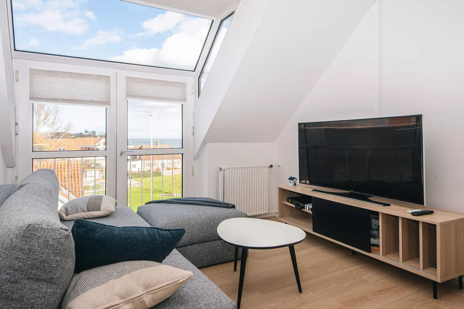 2 rooms w/partially seaview - Binnen