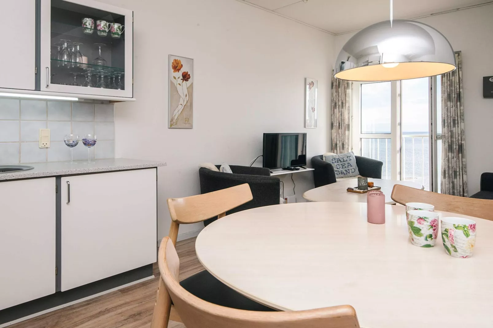 1 room w/seaview - Binnen