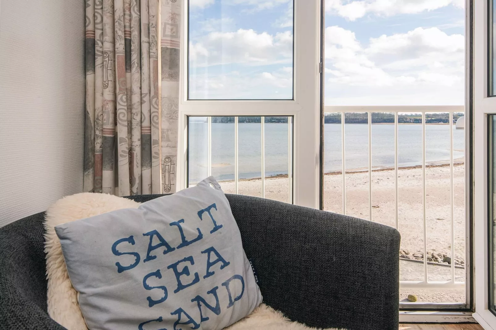 1 room w/seaview - Binnen