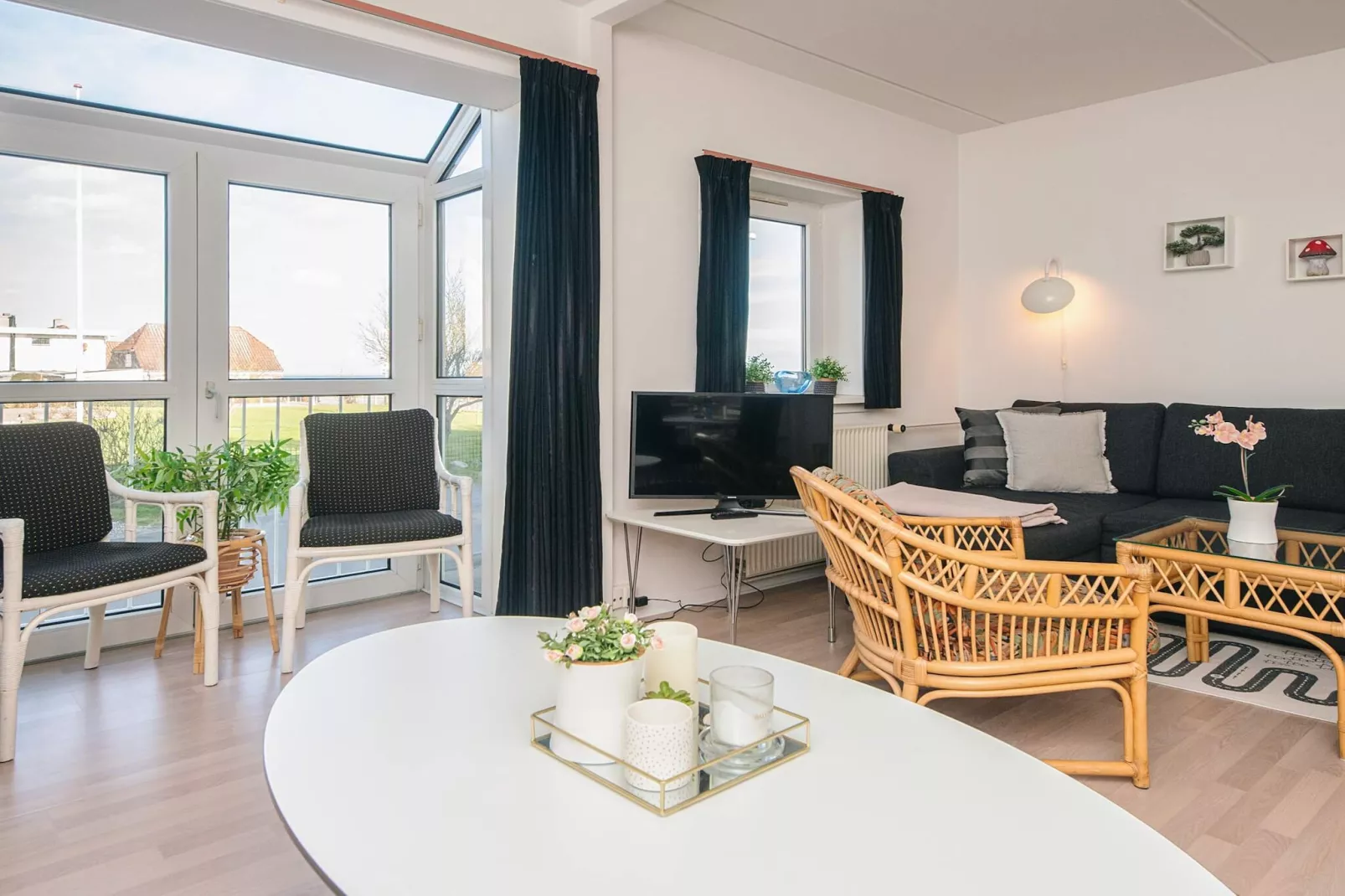 2 rooms w/partially seaview - Binnen