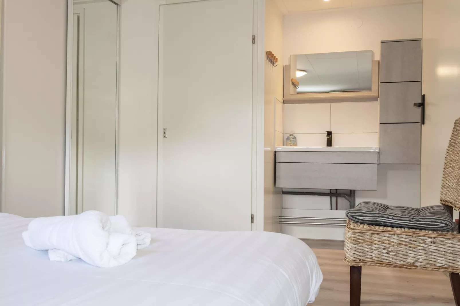 Huis & Meer nabij het Ijsselmeer - Slaapkamer