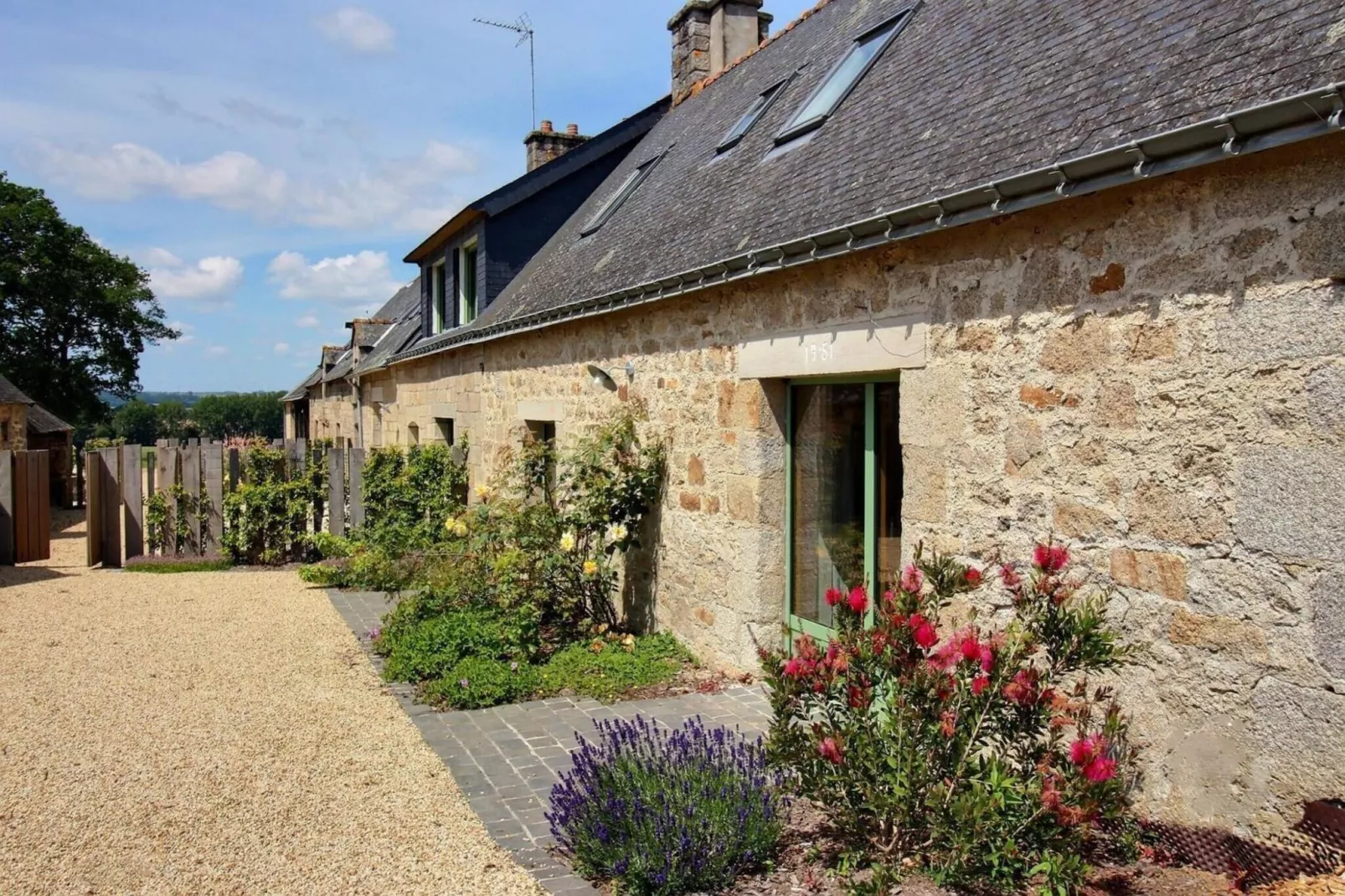 Joli Gite de vacances à Neulliac - Buitenkant zomer