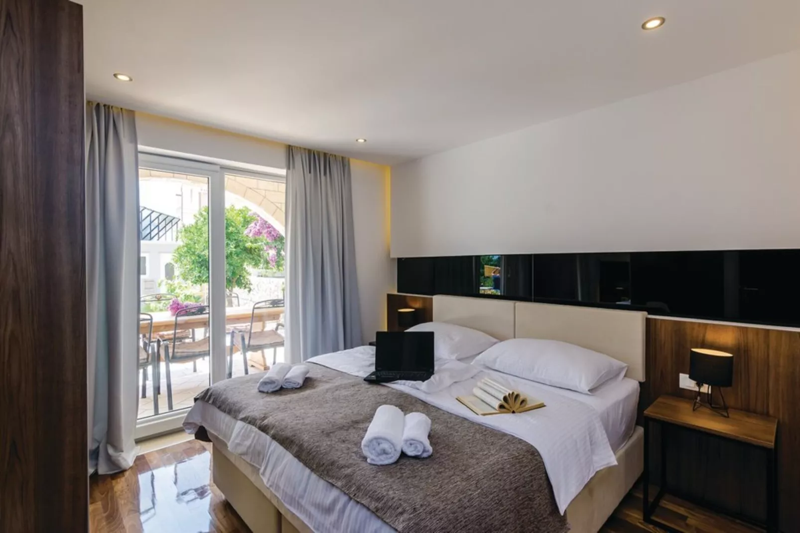 HOLIDAY HOUSE STONE BLISS