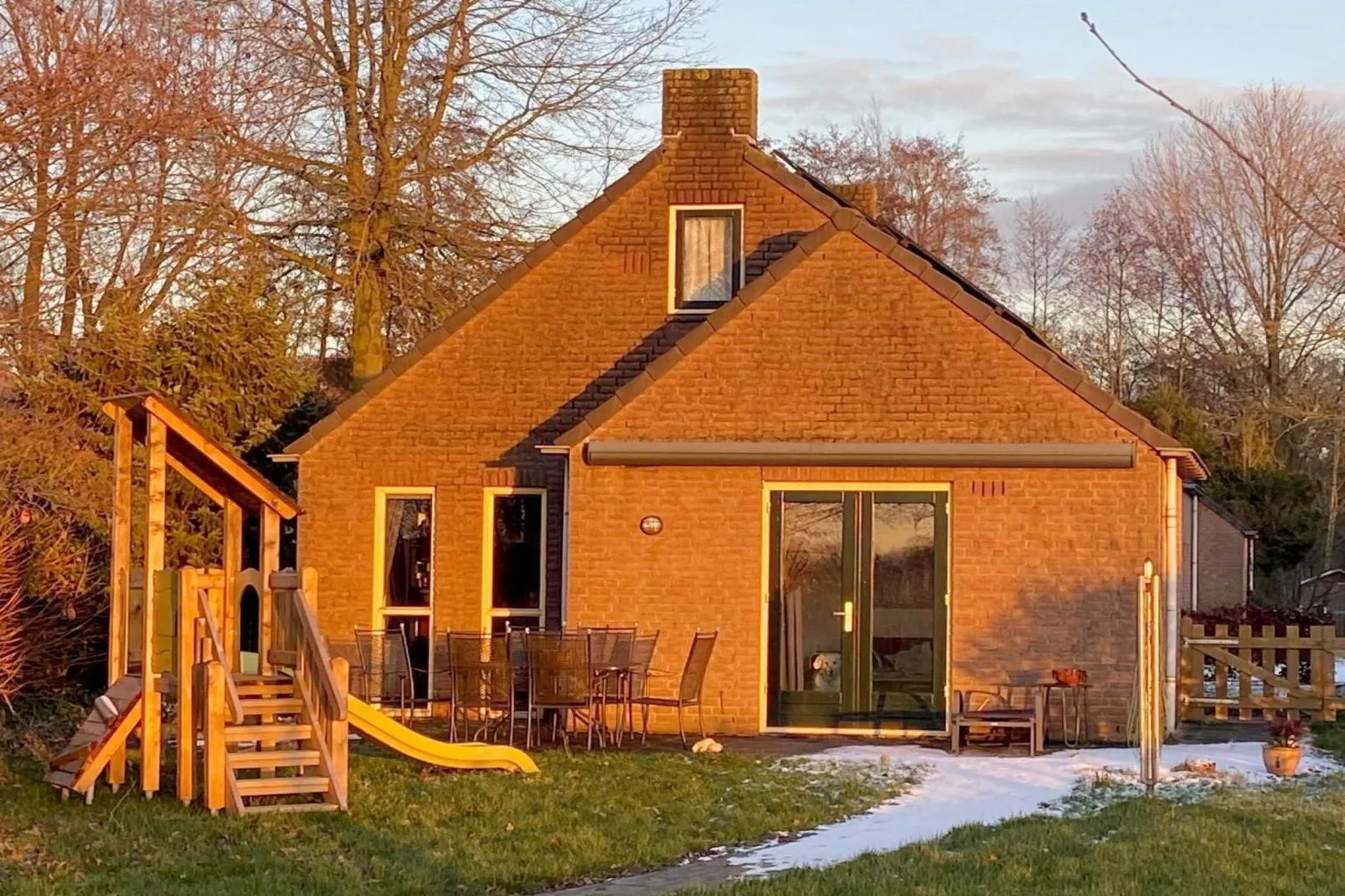 6 - Person Forest Pet & Family Bungalow - Buitenkant zomer