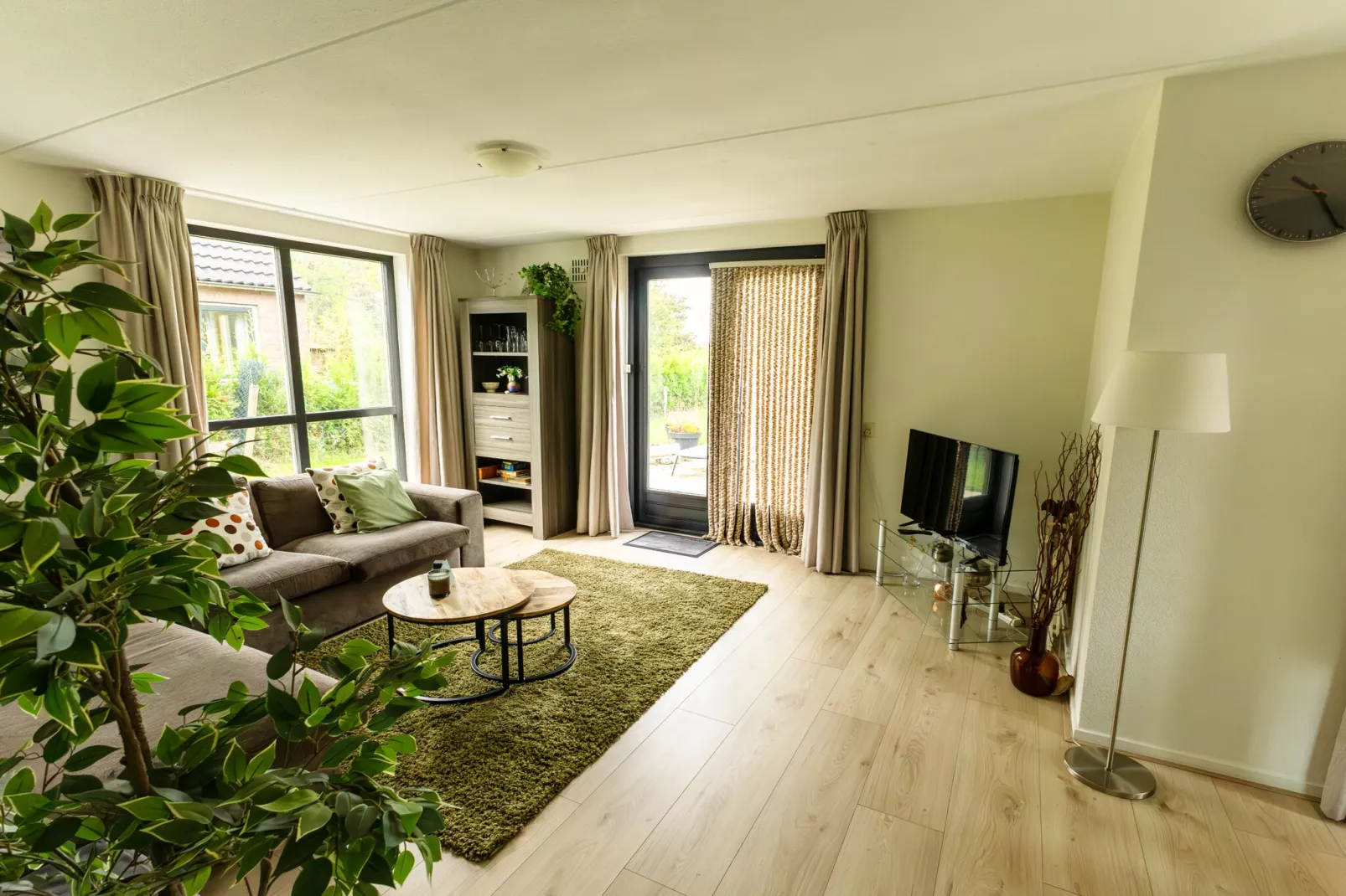 6 - Person Forest Pet & Family Bungalow - Woonkamer