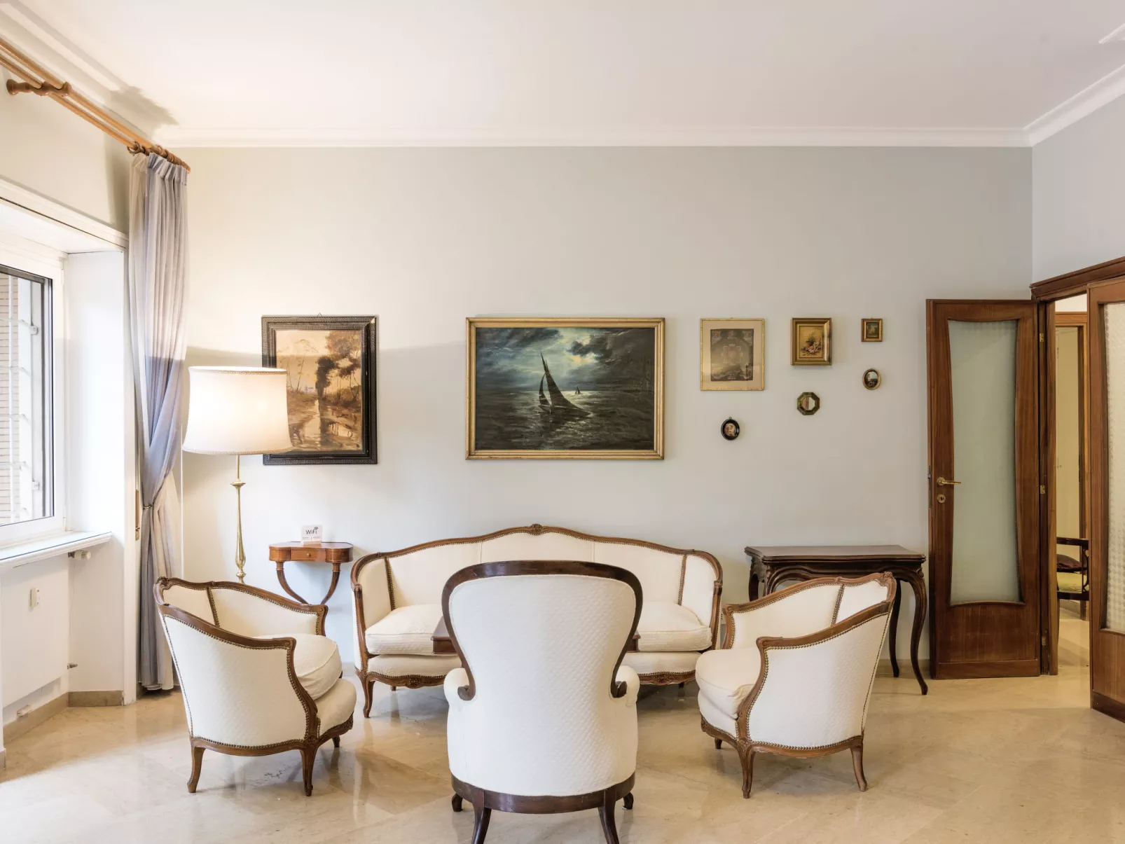 AMP Vatican Home - Binnen