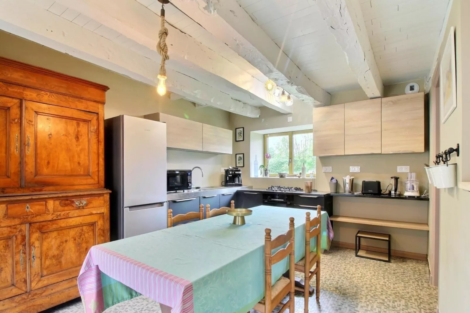 Joli Gite de vacances à Neulliac - Eetkamer