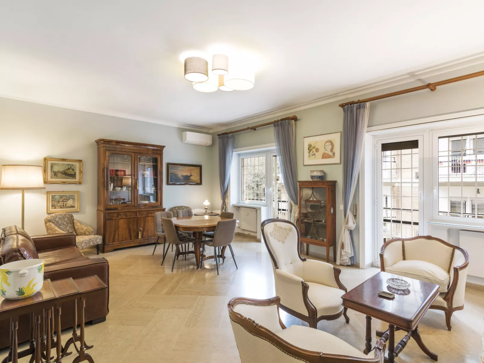 AMP Vatican Home - Binnen