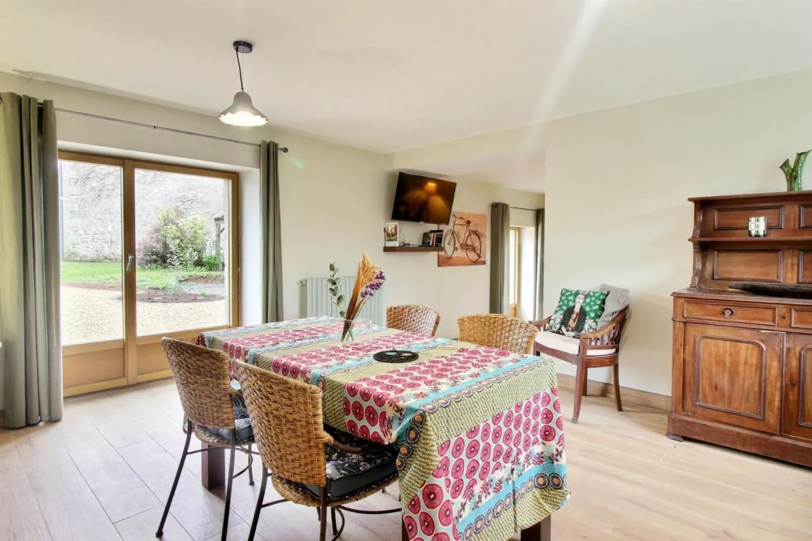 Joli Gite de vacances à Neulliac - Eetkamer