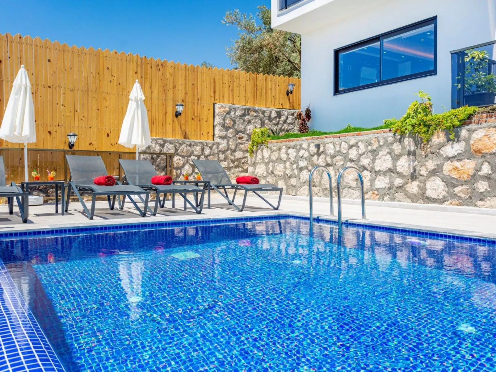 Villa Bajon mit Infinitypool und Meerblick - Buiten