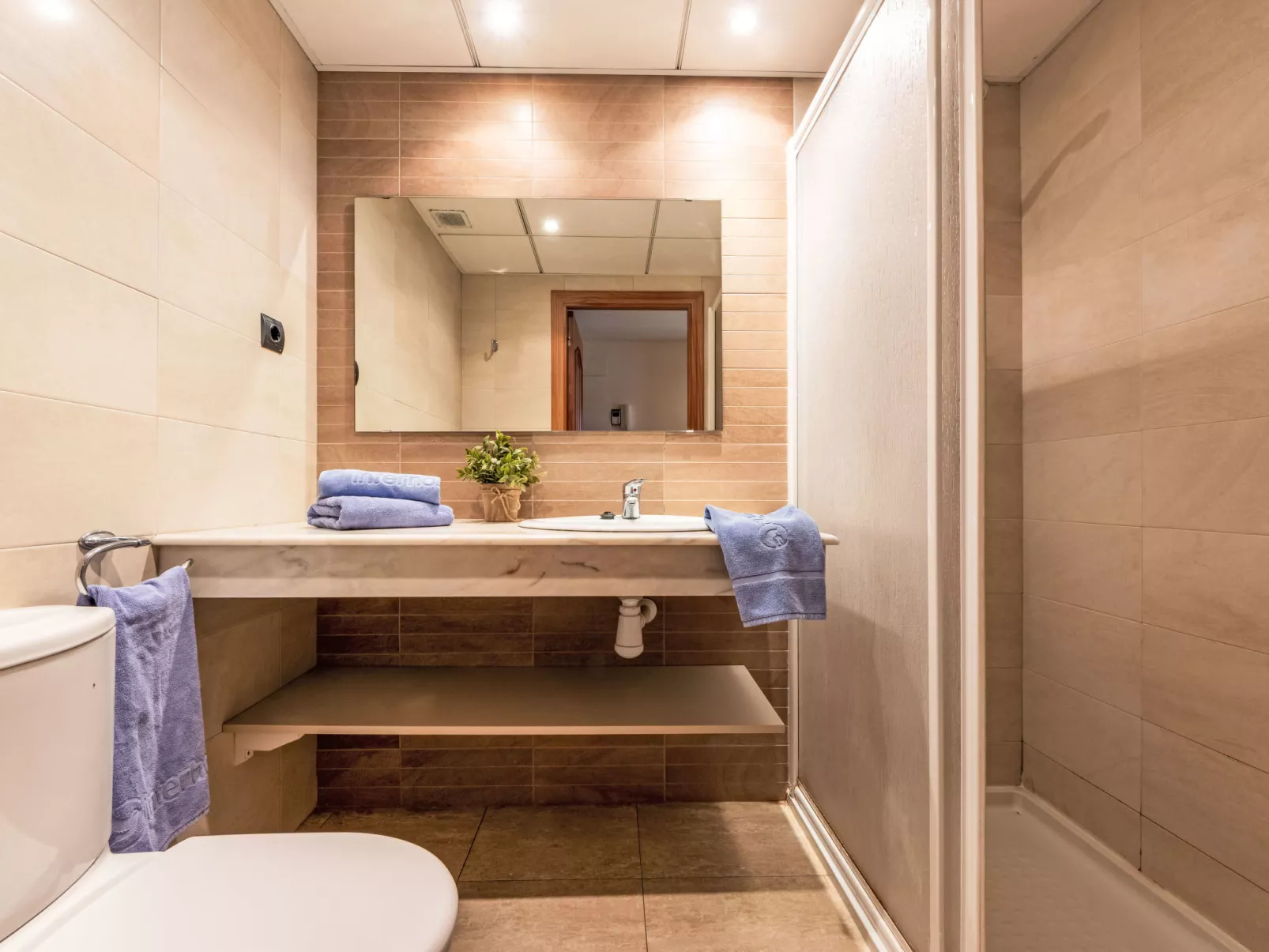 Golden Beach - Binnen