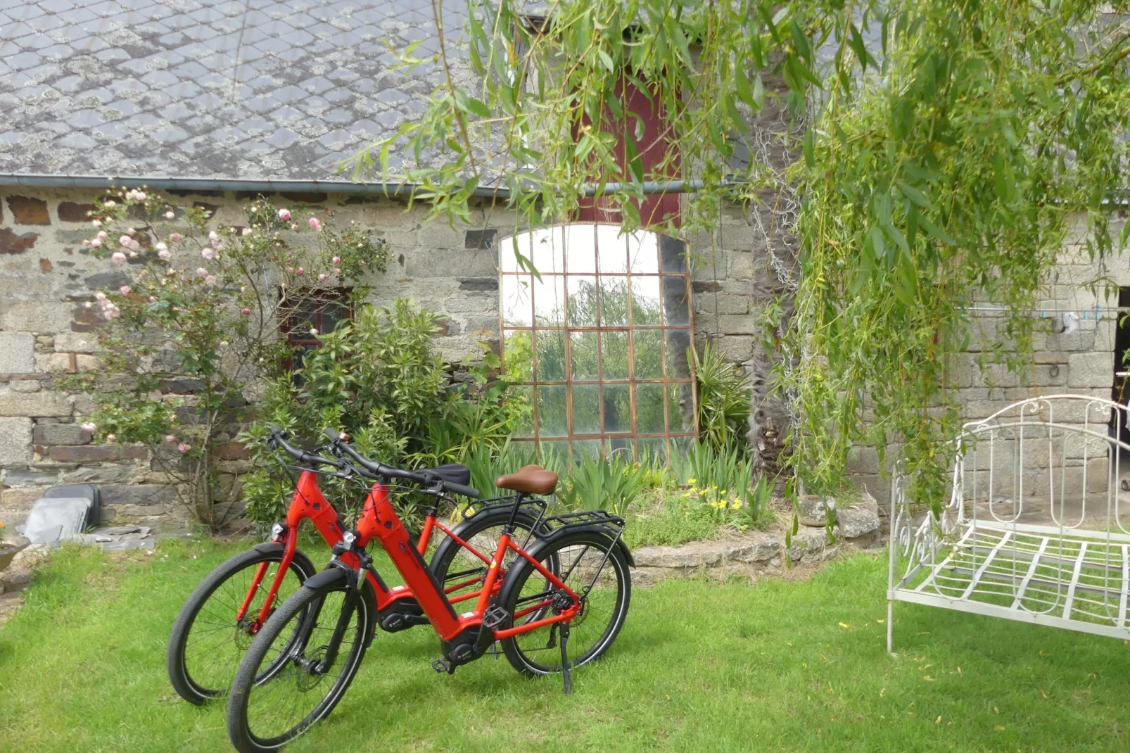 Joli Gite de vacances à Neulliac - Buitenkant zomer