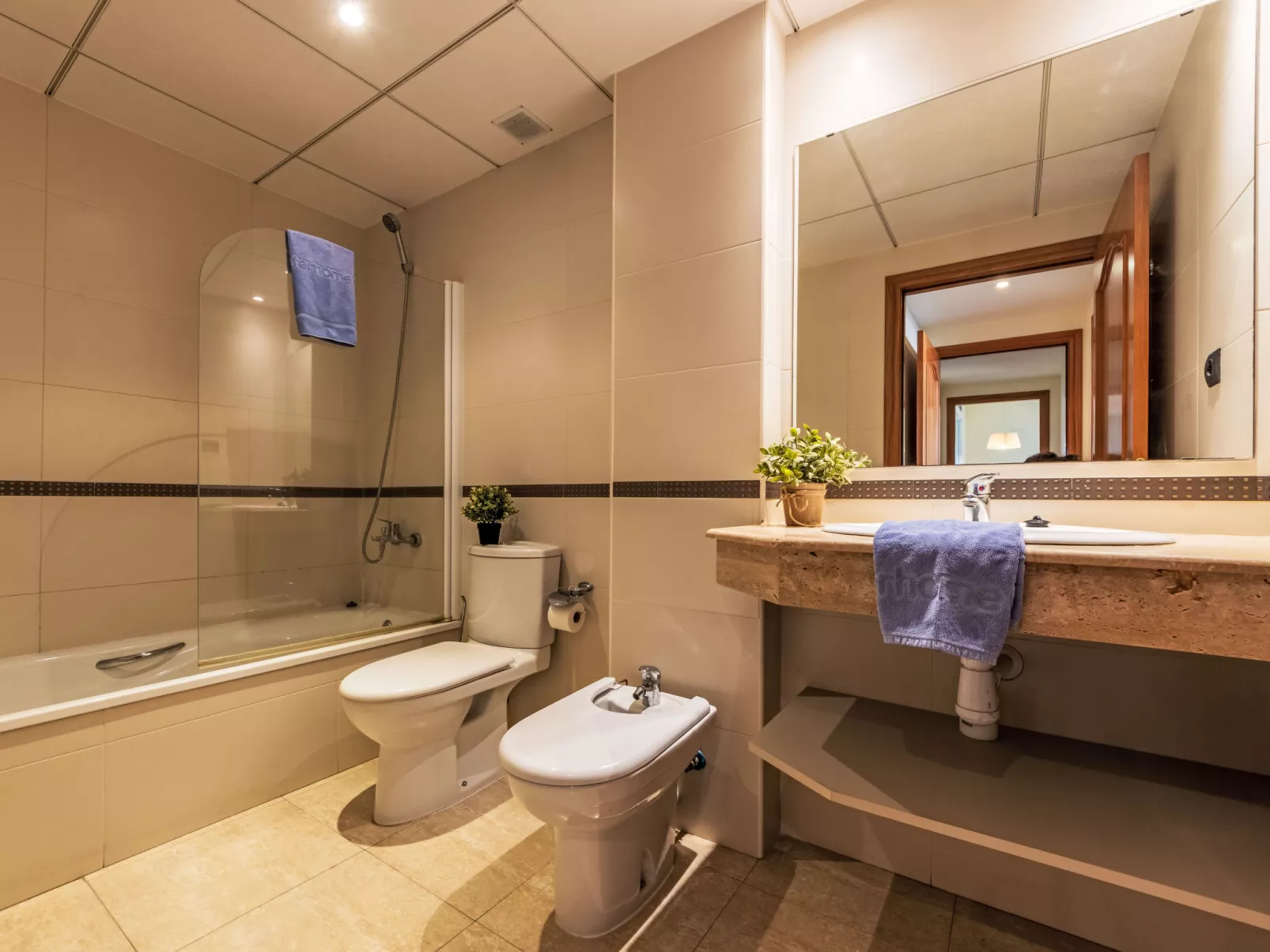 Golden Beach - Binnen