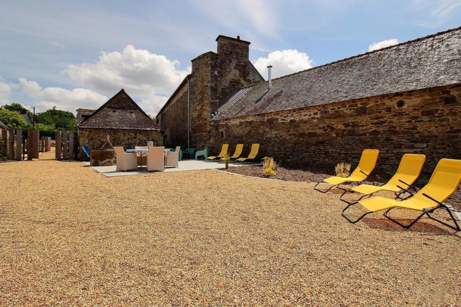 Joli Gite de vacances à Neulliac - Buitenkant zomer