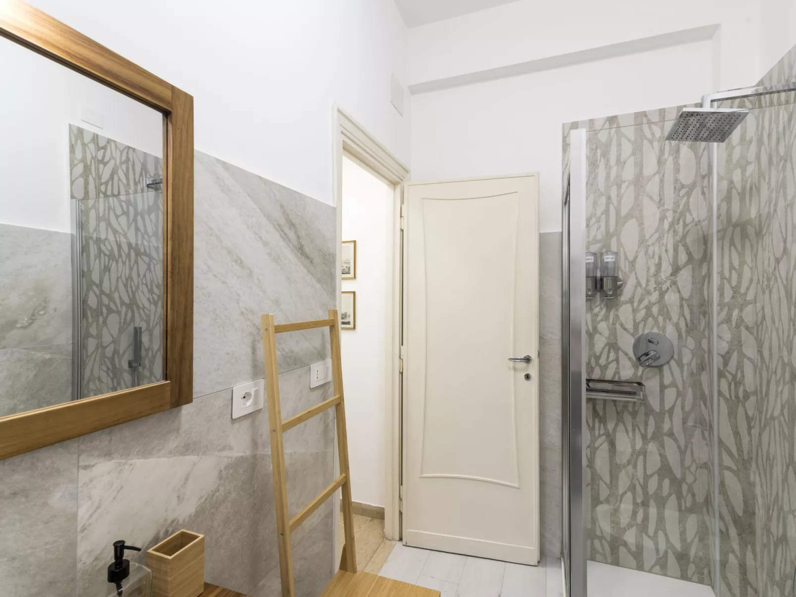 AMP Vatican Home - Binnen