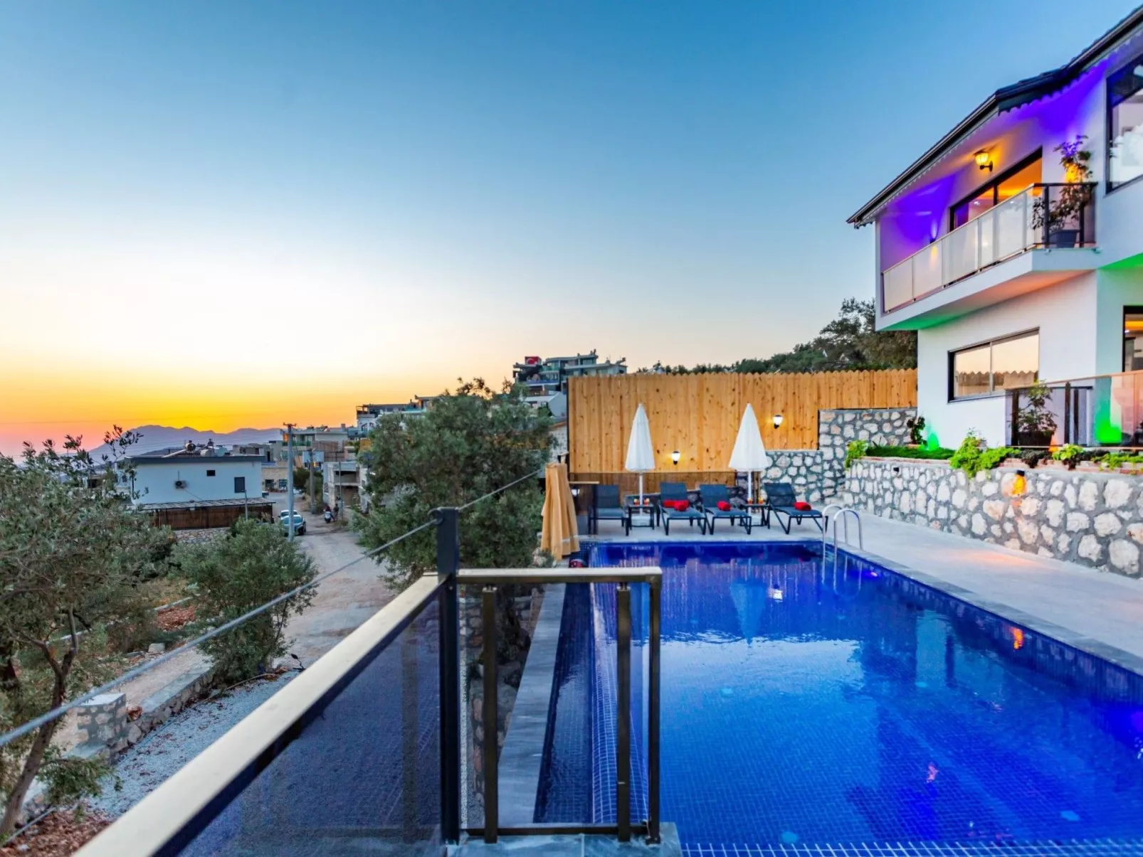 Villa Bajon mit Infinitypool und Meerblick - Buiten