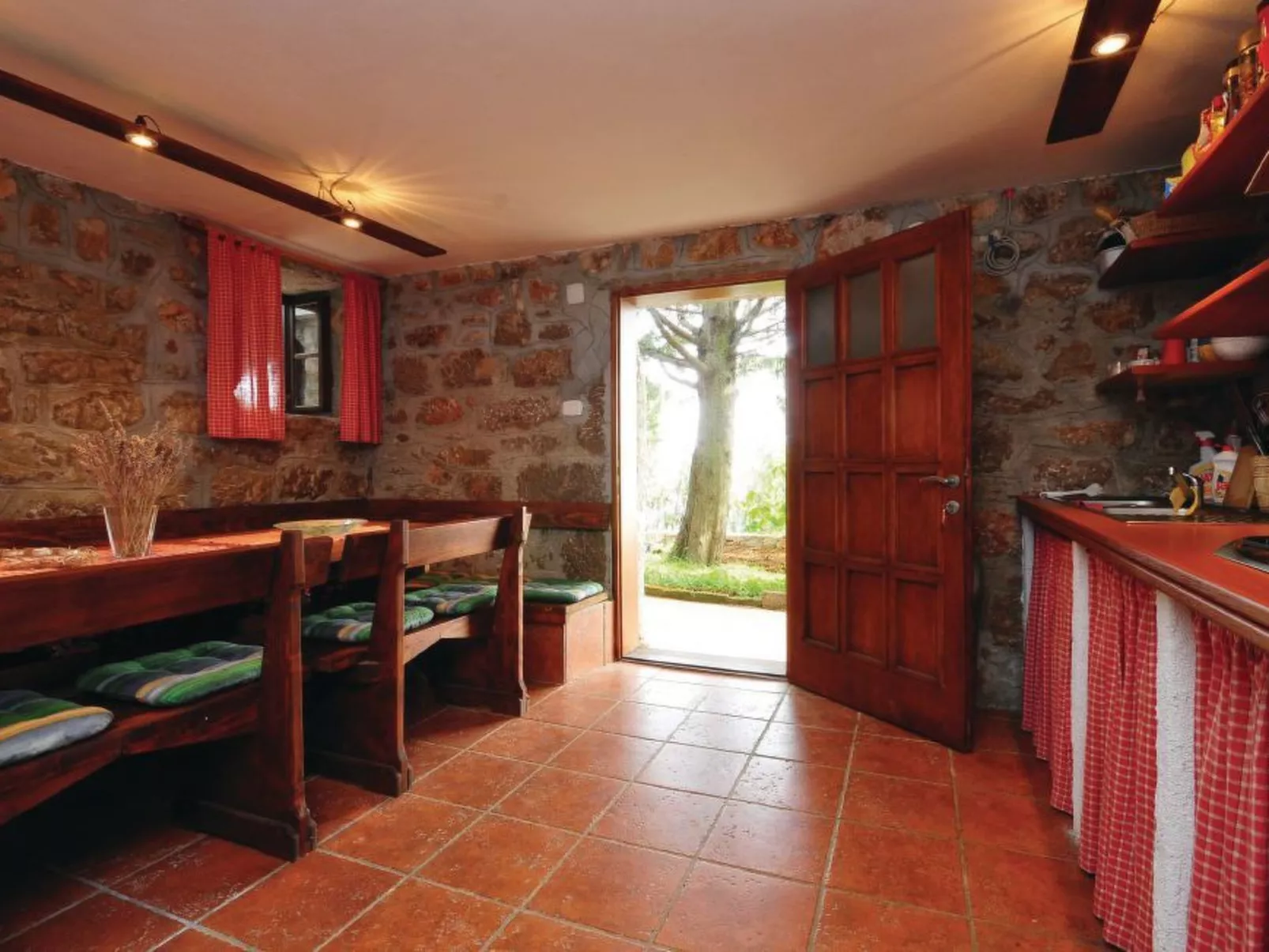 Mit Pool in Lukovo Sugarje - Binnen