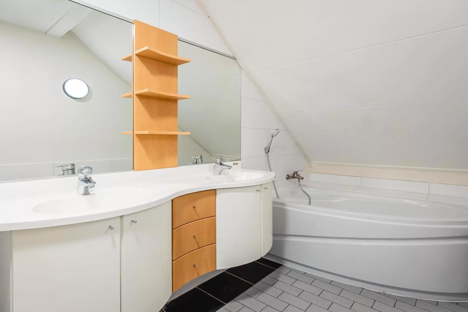 16 - Persons Family bungalow - Badkamer