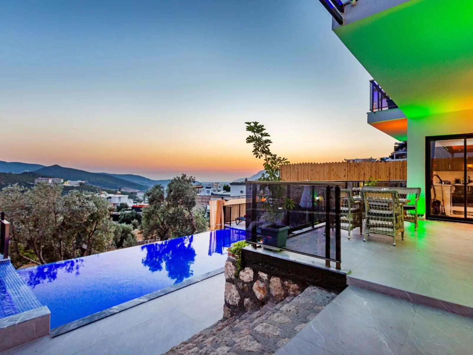 Villa Bajon mit Infinitypool und Meerblick - Buiten