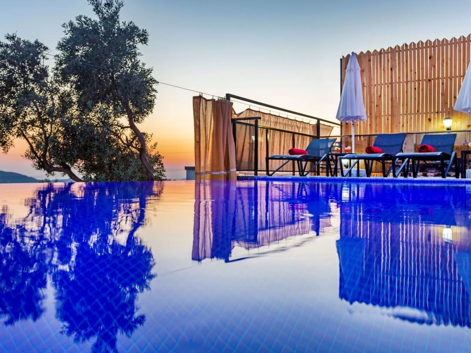 Villa Bajon mit Infinitypool und Meerblick - Buiten