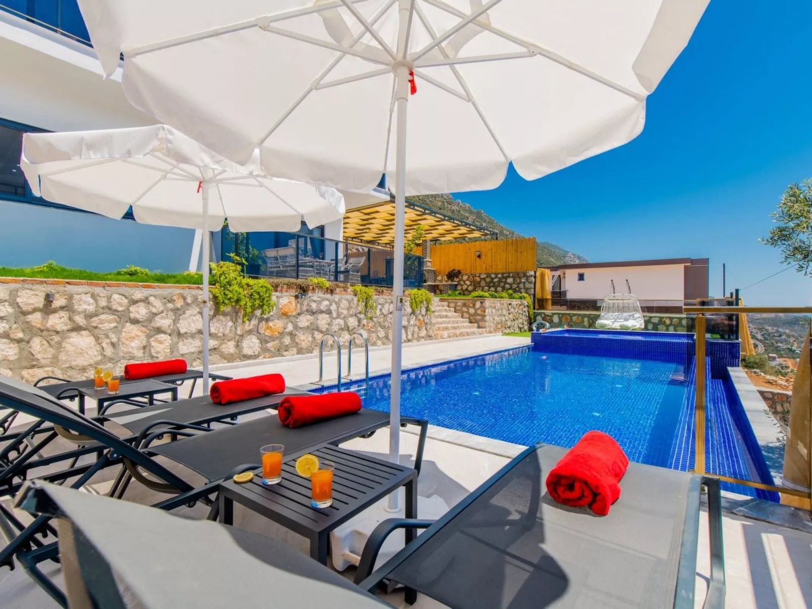 Villa Bajon mit Infinitypool und Meerblick - Buiten