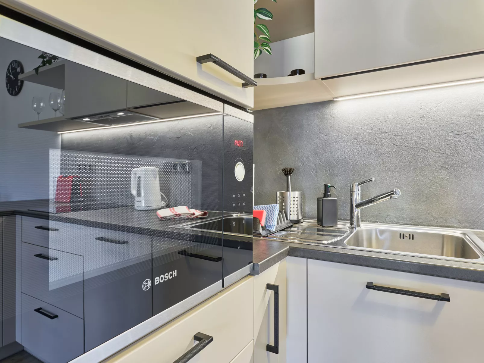 Sunny Terrace Oasis - Binnen