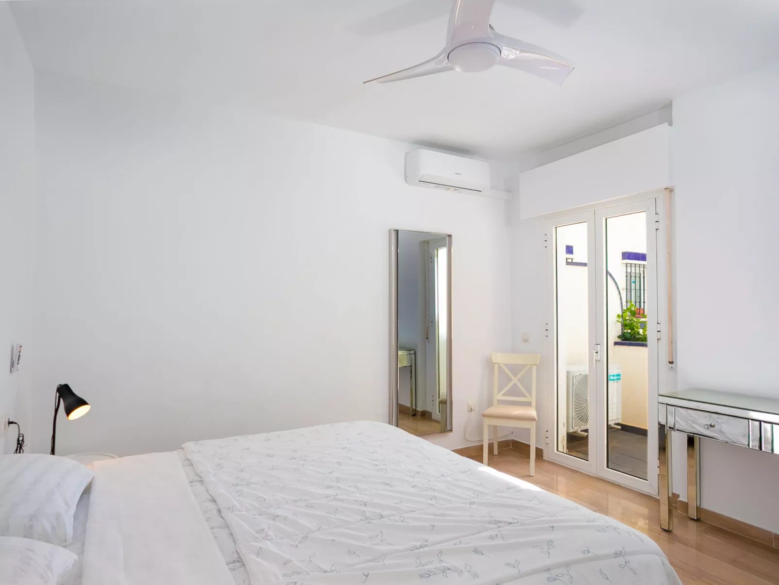 El Faro on the Beach - Binnen