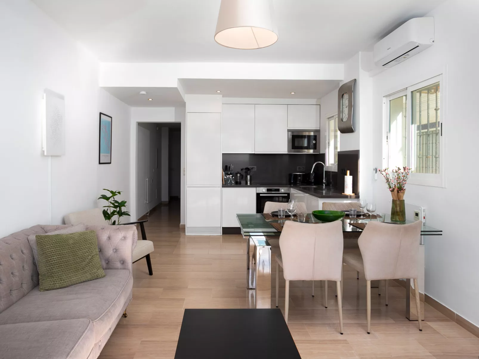 El Faro on the Beach - Binnen