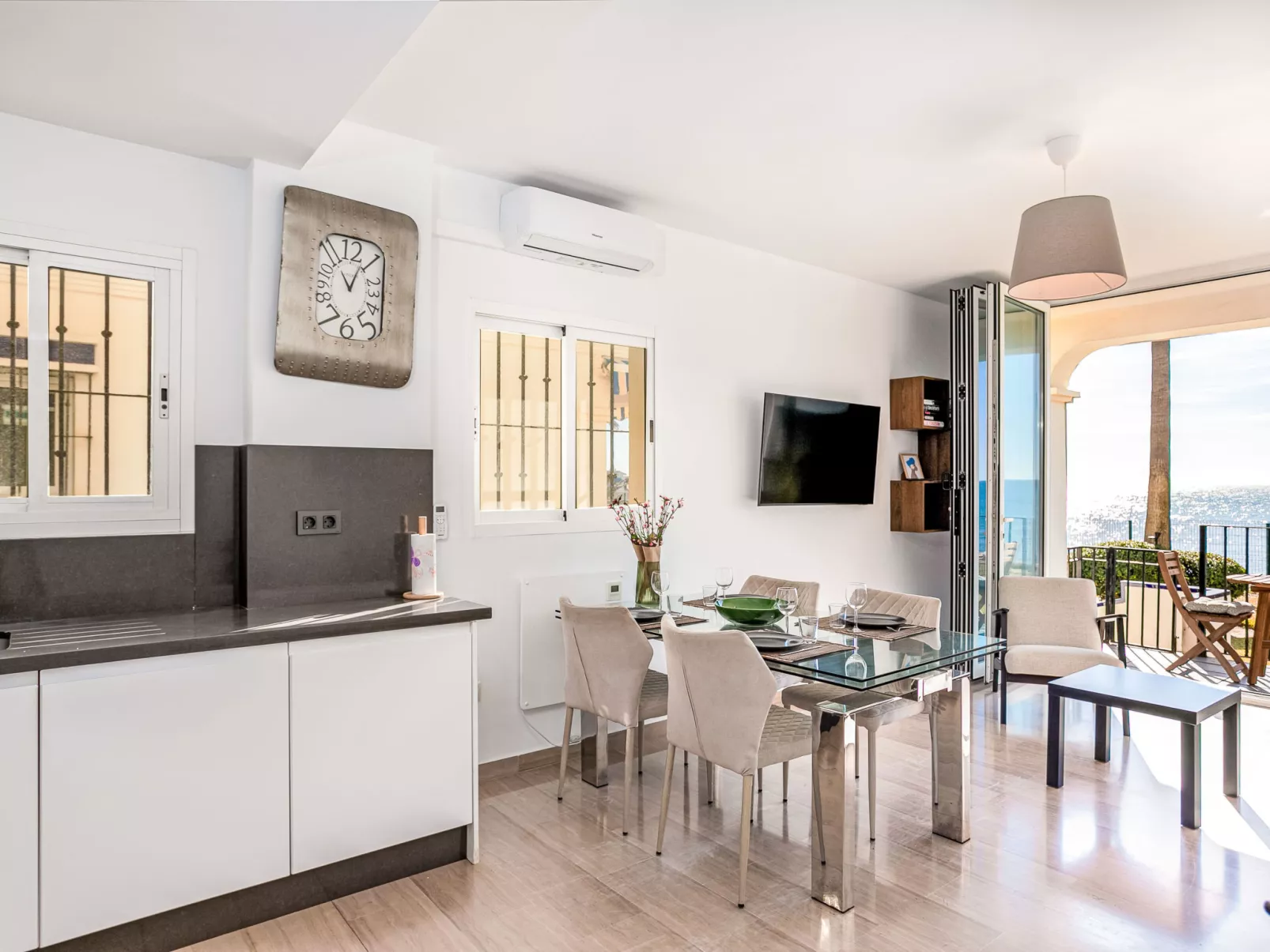 El Faro on the Beach - Binnen