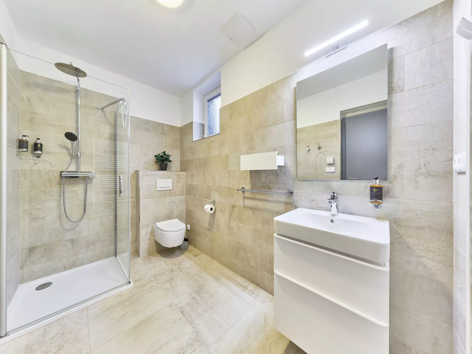 Sunny Terrace Oasis - Binnen