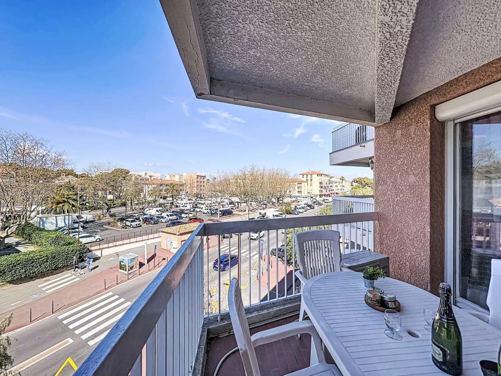 Le Saint François - Buiten