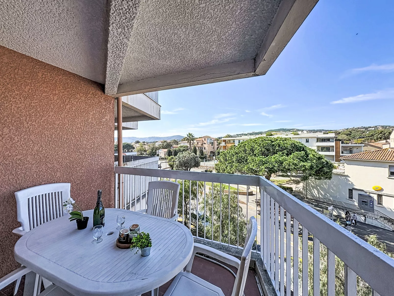 Le Saint François - Buiten