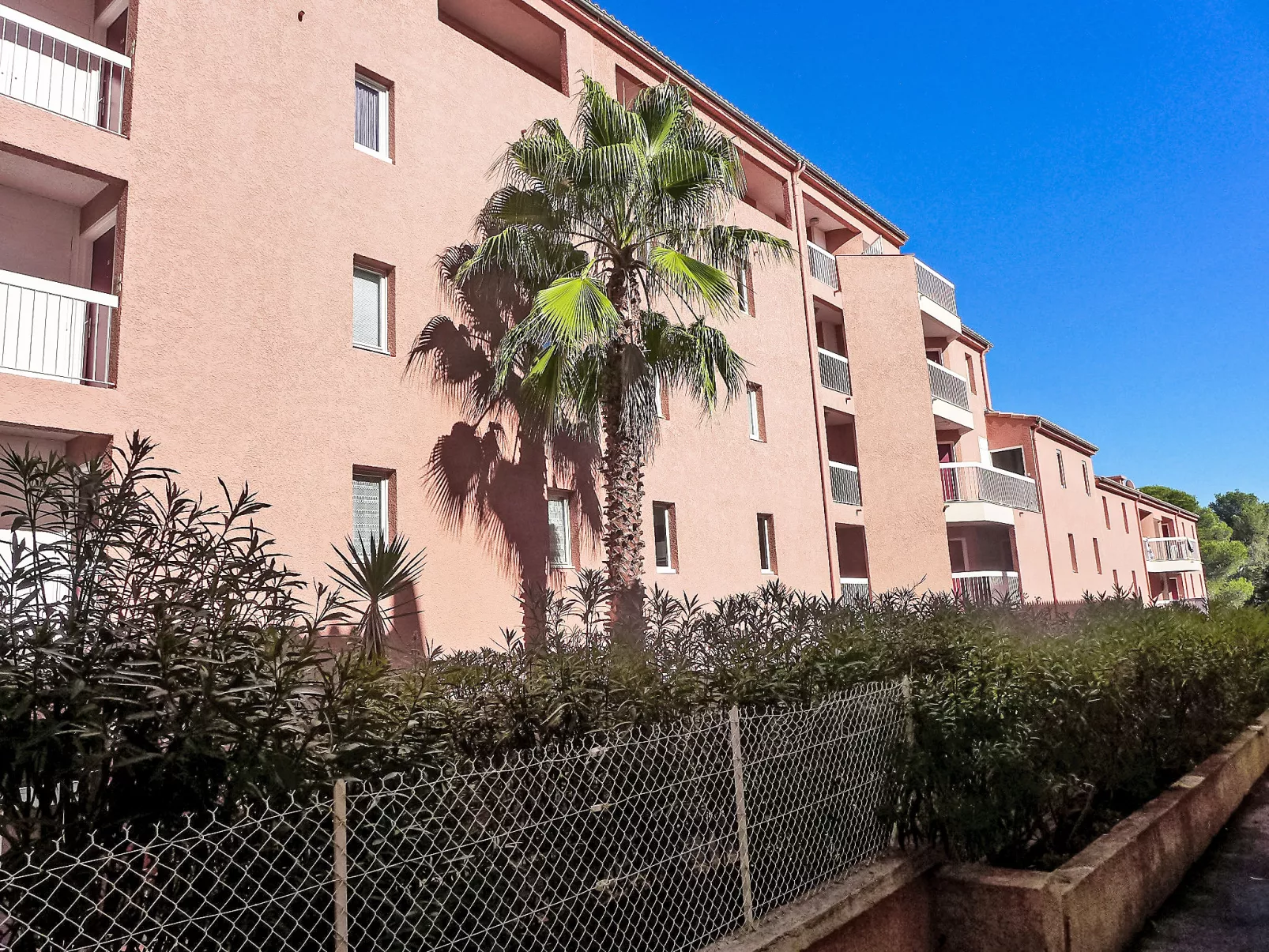 Le Saint François - Buiten