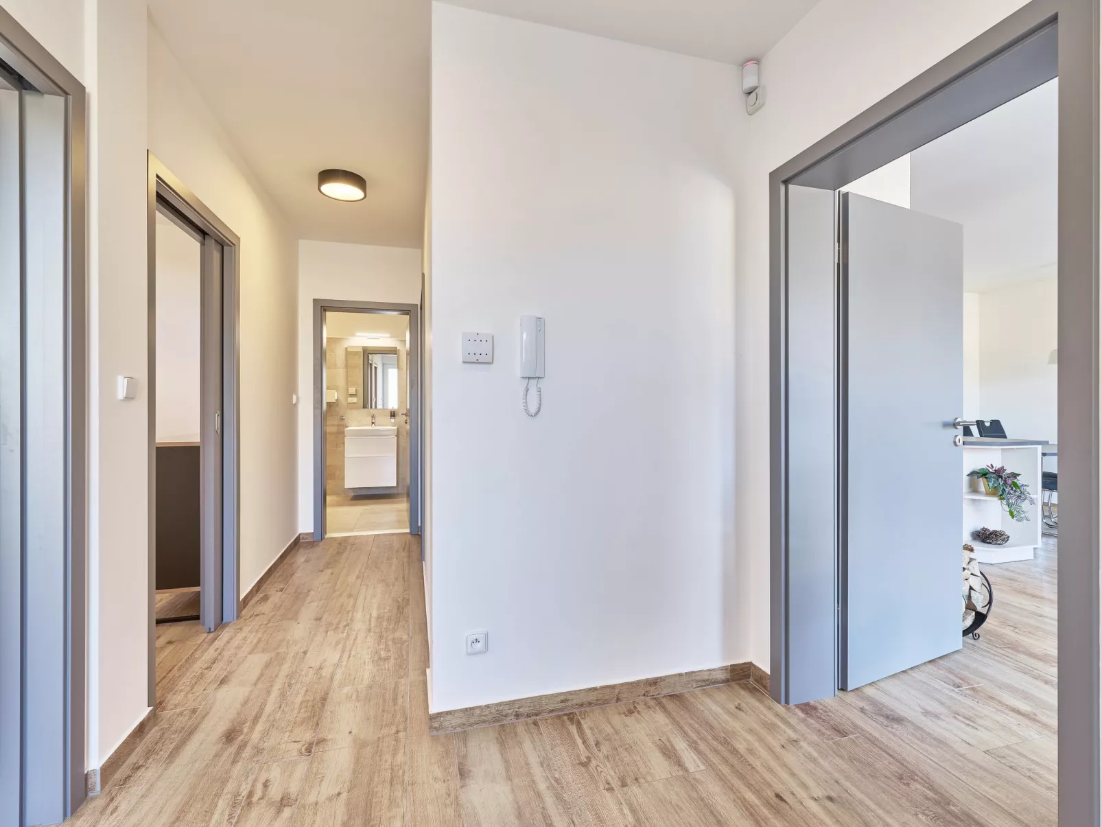 Sunny Terrace Oasis - Binnen