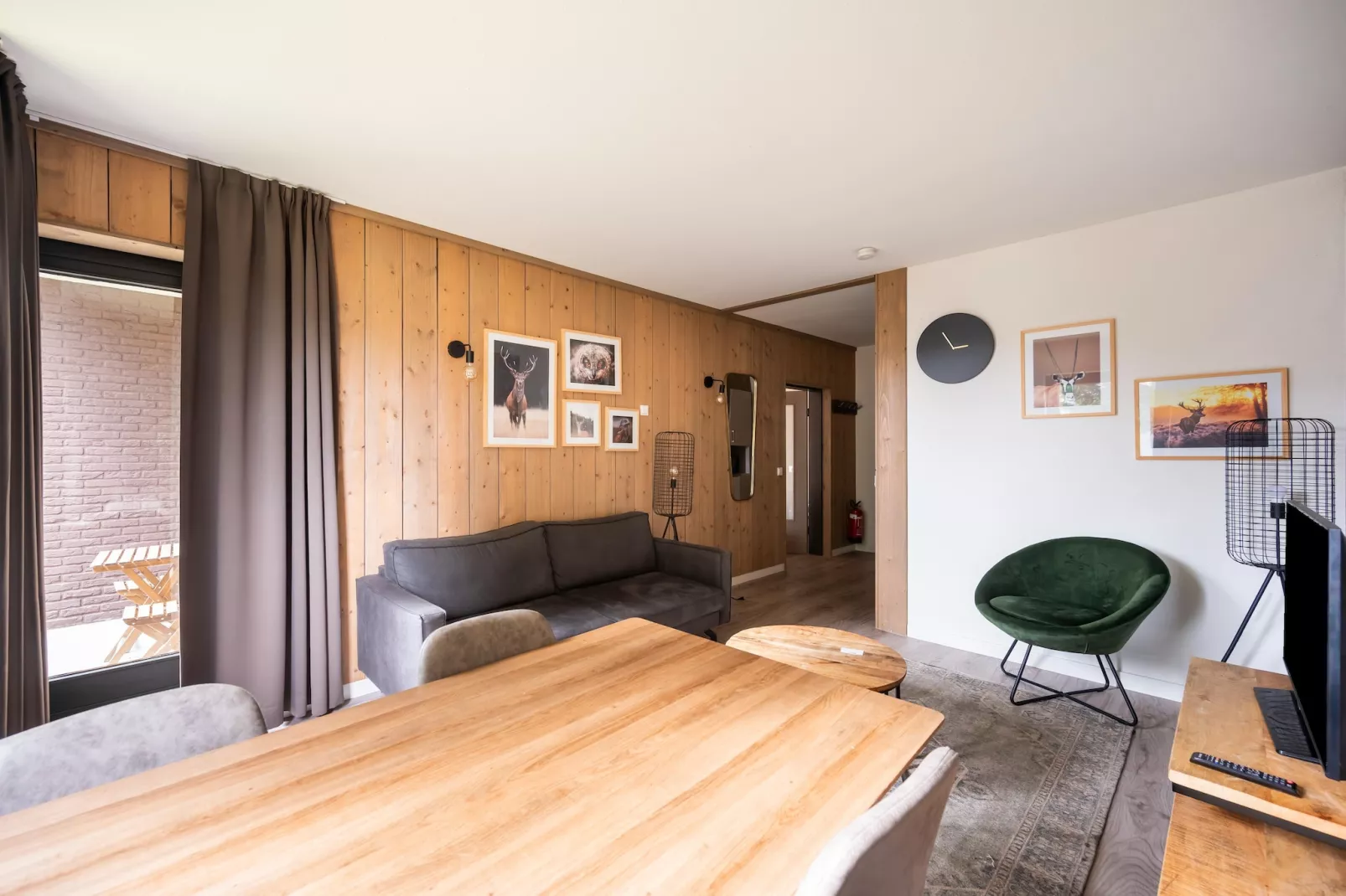 Apartment First Floor - Eetkamer