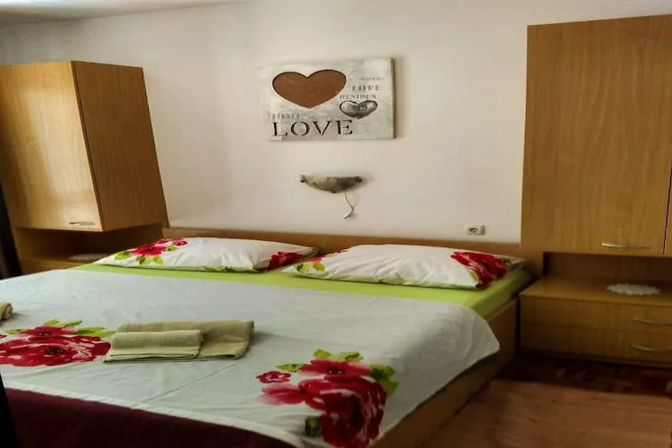 Apartments Snjezana - Two Bedroom Apartment with Balcony and Sea View A2 - Slaapkamer