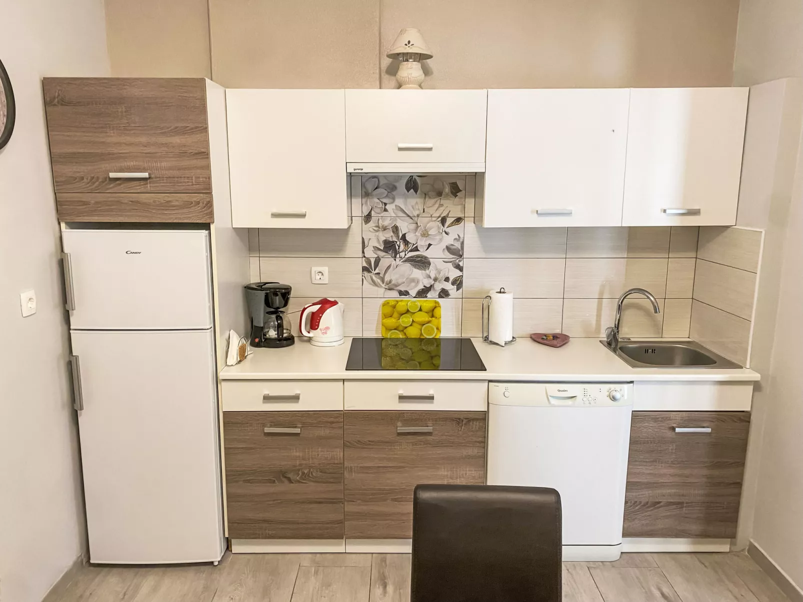 Partial sea & city view - Binnen