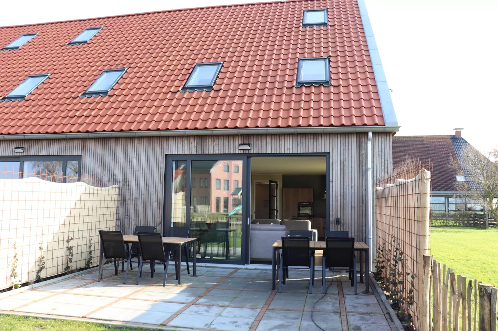 Moderne villa op het Friese platteland - Terrasbalkon