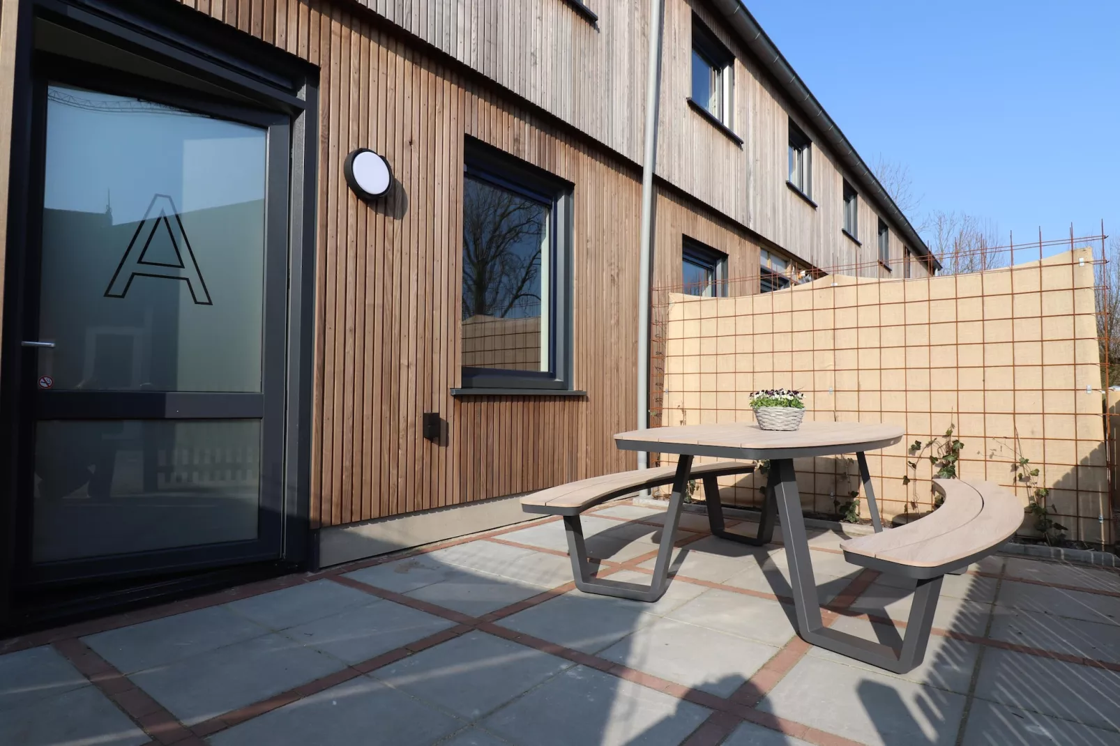 Moderne villa op het Friese platteland - Terrasbalkon