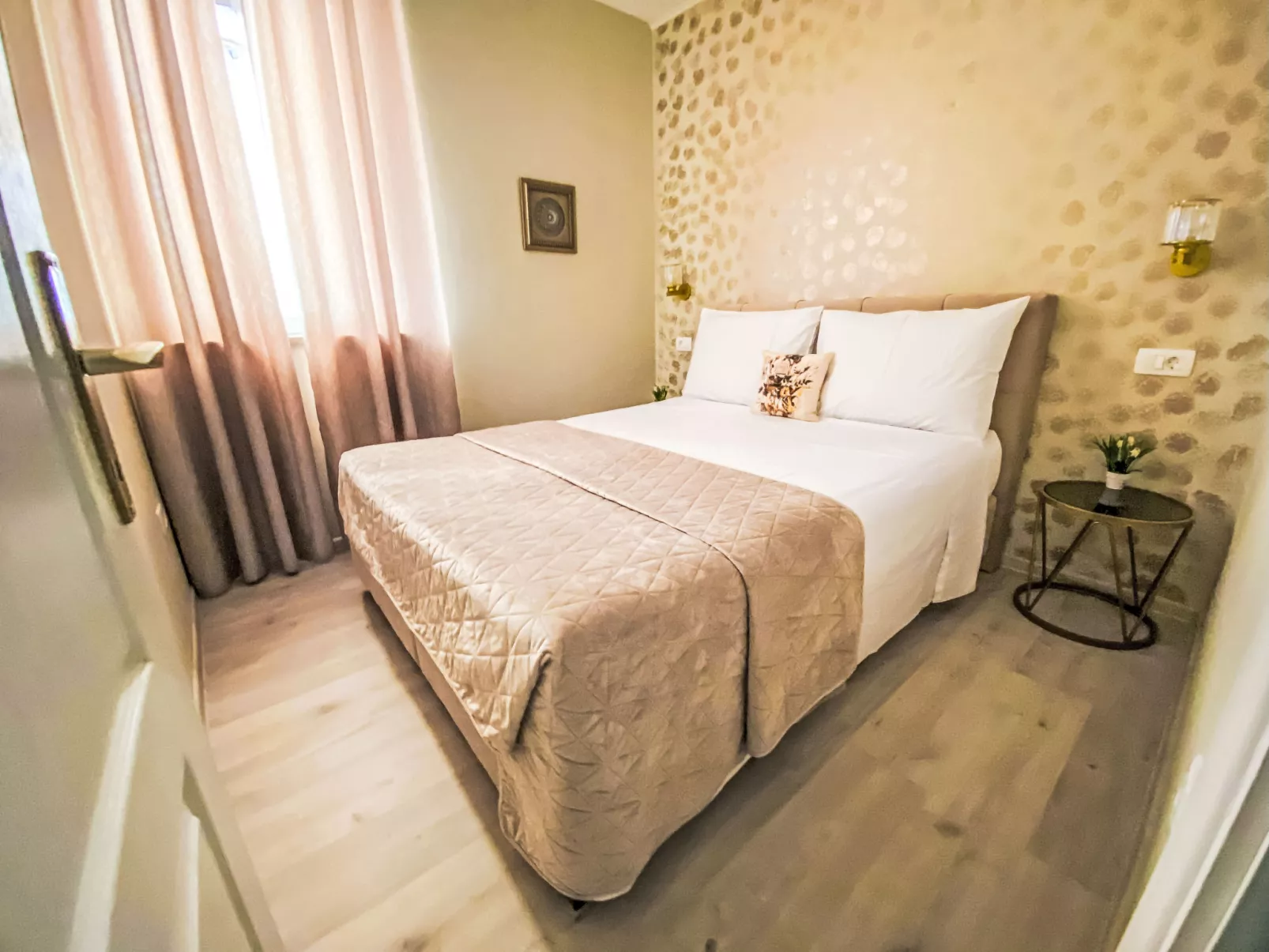 Partial sea & city view - Binnen